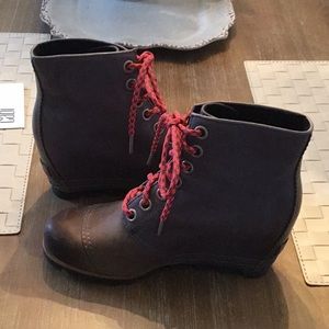 Sorel 1964 wedge hiking boots size 8